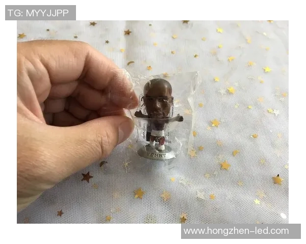 足球明星手办是否配有外套及其收藏价值分析